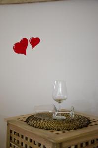 a table with two hearts on a wall at Le Stagioni in Massafra