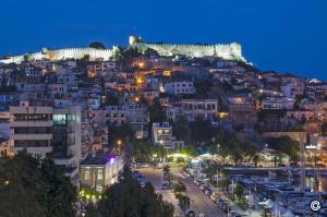 Nespecifikovaný výhled na destinaci Kavala nebo výhled na město při pohledu z apartmánu