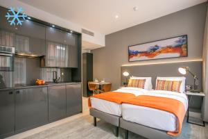a bedroom with a bed and a kitchen at Grafton Street Studios by City Break Apartments in Dublin