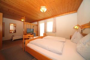 Postel nebo postele na pokoji v ubytování Hotel-Café Perner