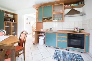 Kuchyň nebo kuchyňský kout v ubytování Yellow house