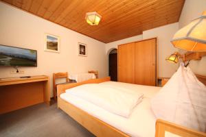 Postel nebo postele na pokoji v ubytování Hotel-Café Perner