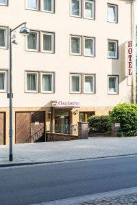 un edificio con un cartel en el costado en Hotel Elisabetha Garni, en Hannover
