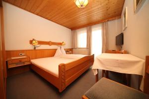 Postel nebo postele na pokoji v ubytování Hotel-Café Perner