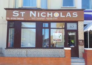un magasin devant un restaurant st nicholas dans l'établissement St Nicholas Apartments, à Blackpool