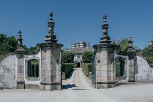 un accès à une porte menant à une maison dans l'établissement Casa Dos Pombais, à Guimarães