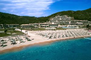 una vista aerea su una spiaggia con sedie e ombrelloni di Thassos Grand Resort ad Alikí