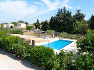 a swimming pool in a garden with plants at Appartement Salvaterra in Sauveterre