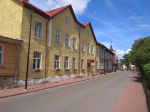 un bâtiment jaune sur le côté d'une rue dans l'établissement Kirsimäe Maja, à Viljandi