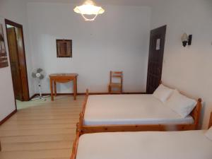 ein Zimmer mit zwei Betten, einem Tisch und einer Lampe in der Unterkunft Ktena Apartments in Platanias
