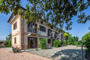 Gallery image of Alta Villa The Countryhouse Adults Only Boutique BnB in Vigliano d'Asti