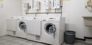 una fila de lavadoras en una lavandería en Route du Village 5 Residence Panorama, en Villars-sur-Ollon