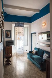 niebieski salon z kanapą i telewizorem w obiekcie Casa Mira Parasio w mieście Imperia