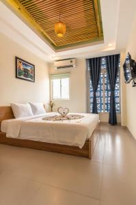 Un dormitorio con una cama grande en una habitación. en D Central Hoi An Homestay, en Hoi An 28 fotos más