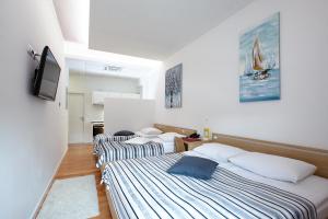 sypialnia z dwoma łóżkami i telewizorem w obiekcie Dream Hotel w mieście Velika Gorica