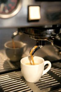 Príslušenstvo na prípravu kávy alebo čaju v ubytovaní Le Café-Hôtel de L'Aubier