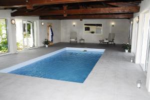 una gran piscina en una sala de estar con en Ferienwohnung Au Pajot, en Ambax
