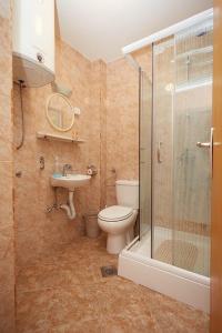 a bathroom with a toilet and a shower and a sink at Apartman Jovana Sokobanja in Soko Banja