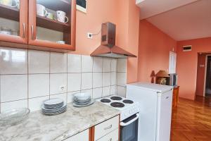 a kitchen with a white stove top oven in a kitchen at Apartman Jovana Sokobanja in Soko Banja