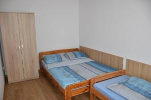 En eller flere senger på et rom på BeMar Domki i Pokoje koło Łeby