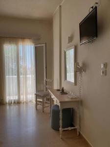 TV a/nebo společenská místnost v ubytování Alkyon Hotel