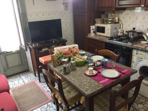 uma cozinha com uma mesa com comida em Giuseppe Giovannetti 50 em Lucca