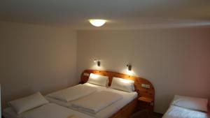 Hotel Gasthaus Rössle tesisinde bir odada yatak veya yataklar