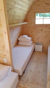 Tempat tidur dalam kamar di Camping Pod