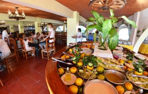 Makanan di atau berdekatan hotel