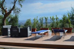 un tavolo da picnic e sedie su un patio di Casa Sarticola a Castelnuovo di Magra