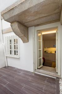 uma porta que leva a uma cozinha numa casa em Virtudes City Lofts no Porto