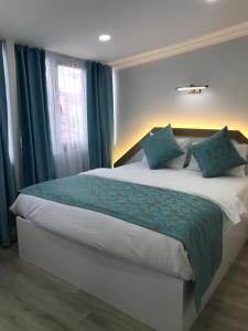 Una cama o camas en una habitación de Senturkler Suite