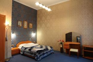 1 dormitorio con cama, tocador y espejo en Ukrainian Hotel Service Apartments, en Kiev