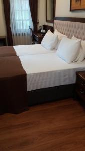 A bed or beds in a room at Zagnospasa Konaklari