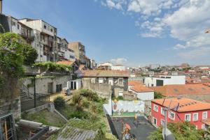 Blick auf eine Stadt mit Gebäuden in der Unterkunft Clerigos Old Town Apartment in Porto