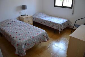 - une chambre avec 2 lits, une commode et une fenêtre dans l'établissement Carolina LOCDENIA, à Dénia