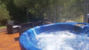 una grande piscina blu con acqua in un cortile di Casa Sarticola a Castelnuovo di Magra