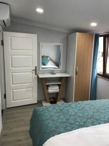 Una cama o camas en una habitación de Senturkler Suite