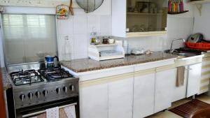 uma cozinha com um fogão e um lavatório em Carpinone Monte em Carpinone