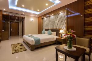 pokój hotelowy z łóżkiem i stołem oraz pokój w obiekcie HOTEL HEIGA vns w mieście Shillong