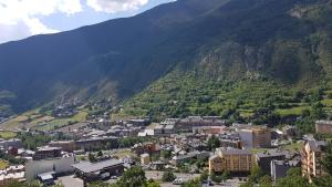 una vista aérea de una ciudad frente a una montaña en Hotel Mila, en Encamp