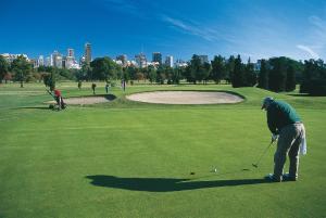 un hombre está jugando al golf en un parque en Corazón de Villa Crespo, en Buenos Aires