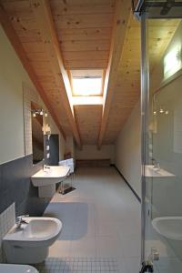a large bathroom with two sinks and a toilet at ALL'ALBARO AGRITURISMO in Salizzole