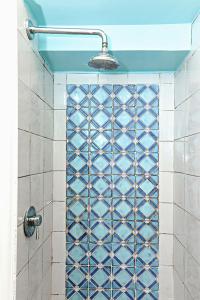 um chuveiro com uma parede de azulejos azuis e brancos em Sweet Rome Colosseo em Roma