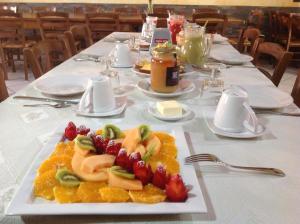 Una mesa con un plato de fruta encima en B&B Monte Prama, en Cabras