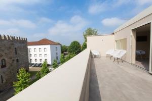 uma varanda com vista para um castelo em Braga Heritage Lofts em Braga