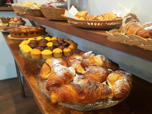 una panetteria con vari tipi di pane e prodotti da forno esposti di Ottomood Ala Ovest Catania Centro a Catania