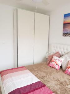 Ein Bett oder Betten in einem Zimmer der Unterkunft Lo Pagán luxus modern beach bungalow