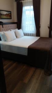 A bed or beds in a room at Zagnospasa Konaklari