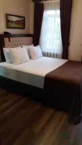 A bed or beds in a room at Zagnospasa Konaklari